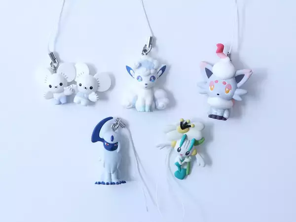 「まっしろでかわいいロコン（アローラ）たちがストラップに！「ポケモン ぺたんこマスコット Color：White」が3月発売」の画像