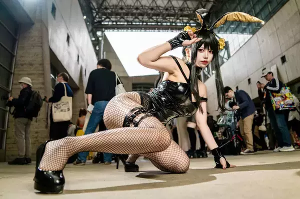 「【コスプレ】「SPY×FAMILY」ヨルさんのバニーガール衣装が妖艶すぎる！網タイツからくりだす蹴りもド迫力【写真8枚】」の画像