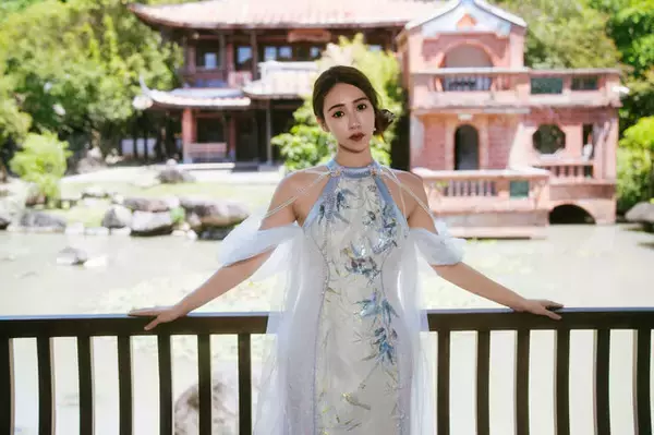「八頭身の台湾美女が魅せるチャイナドレスの華麗な世界！スラリとした美脚と純白のシルエットが透明感を放つ【写真9枚】」の画像