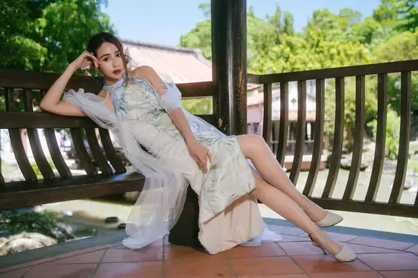 「八頭身の台湾美女が魅せるチャイナドレスの華麗な世界！スラリとした美脚と純白のシルエットが透明感を放つ【写真9枚】」の画像