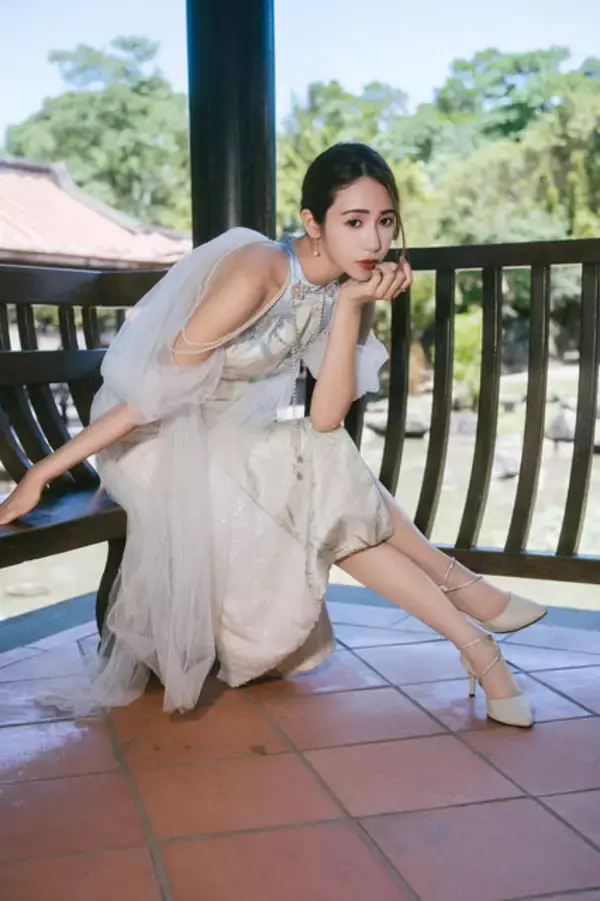 「八頭身の台湾美女が魅せるチャイナドレスの華麗な世界！スラリとした美脚と純白のシルエットが透明感を放つ【写真9枚】」の画像