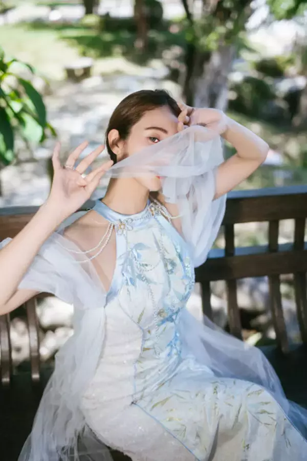 「八頭身の台湾美女が魅せるチャイナドレスの華麗な世界！スラリとした美脚と純白のシルエットが透明感を放つ【写真9枚】」の画像