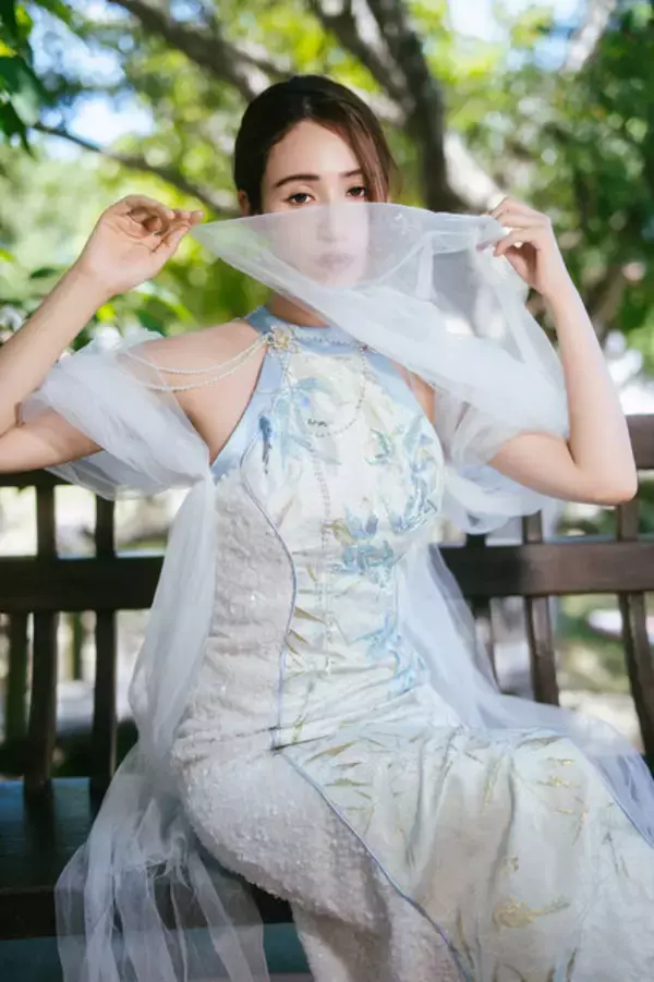 「八頭身の台湾美女が魅せるチャイナドレスの華麗な世界！スラリとした美脚と純白のシルエットが透明感を放つ【写真9枚】」の画像