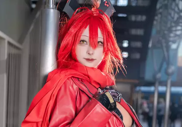 【コスプレ】真っ赤な髪に迫力の美ボディが映える！『NIKKE』レッドフードがワイルドさとセクシーさで魅了する【写真7枚】