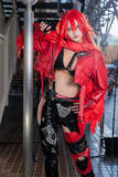 「【コスプレ】真っ赤な髪に迫力の美ボディが映える！『NIKKE』レッドフードがワイルドさとセクシーさで魅了する【写真7枚】」の画像2