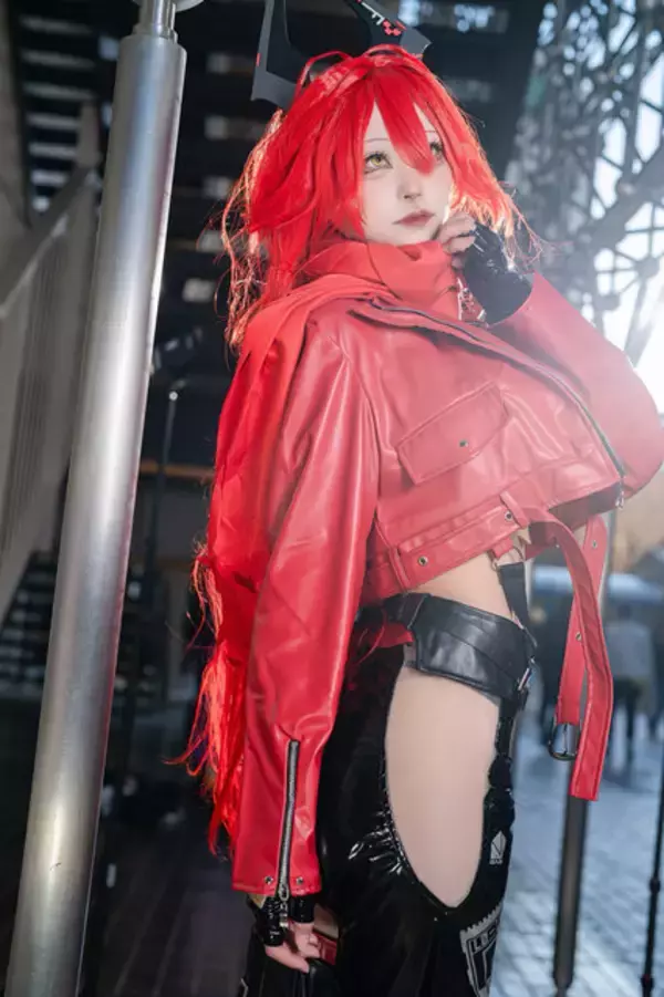 「【コスプレ】真っ赤な髪に迫力の美ボディが映える！『NIKKE』レッドフードがワイルドさとセクシーさで魅了する【写真7枚】」の画像