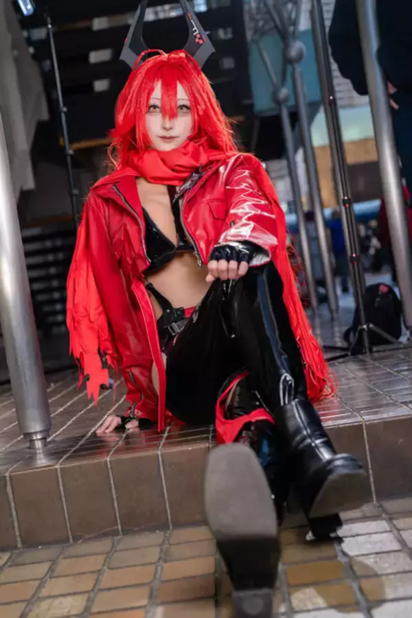 「【コスプレ】真っ赤な髪に迫力の美ボディが映える！『NIKKE』レッドフードがワイルドさとセクシーさで魅了する【写真7枚】」の画像