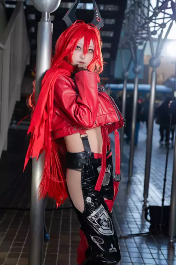 「【コスプレ】真っ赤な髪に迫力の美ボディが映える！『NIKKE』レッドフードがワイルドさとセクシーさで魅了する【写真7枚】」の画像