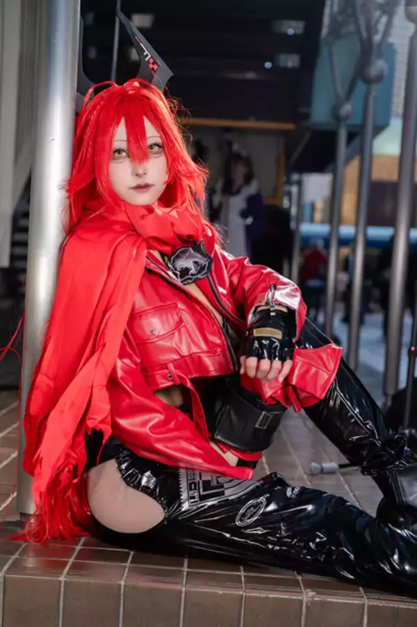 「【コスプレ】真っ赤な髪に迫力の美ボディが映える！『NIKKE』レッドフードがワイルドさとセクシーさで魅了する【写真7枚】」の画像