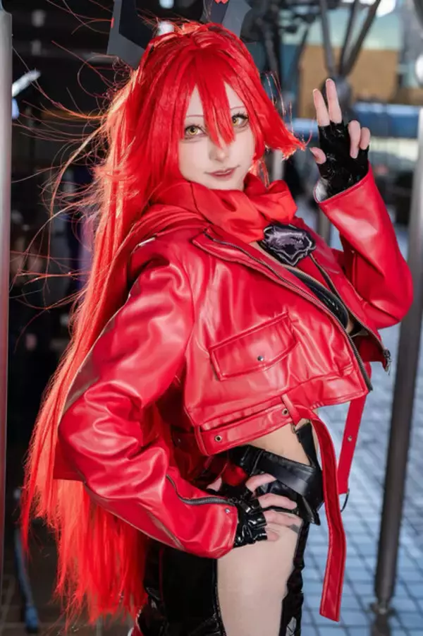 「【コスプレ】真っ赤な髪に迫力の美ボディが映える！『NIKKE』レッドフードがワイルドさとセクシーさで魅了する【写真7枚】」の画像