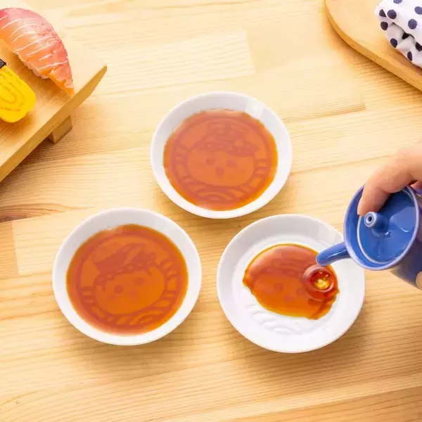 「寿司ネタになっちゃったッ!!「むちゃうま!!ちいかわ寿司」が9月6日より開催ーさしみ醤油やぬいぐるみなど、グッズが盛りだくさん」の画像