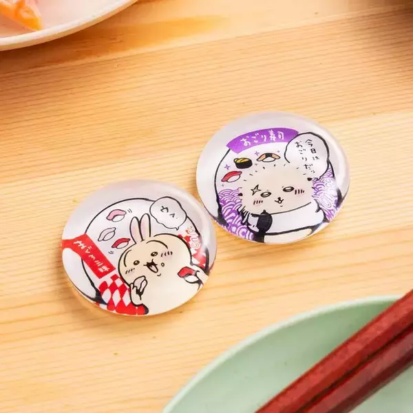 「寿司ネタになっちゃったッ!!「むちゃうま!!ちいかわ寿司」が9月6日より開催ーさしみ醤油やぬいぐるみなど、グッズが盛りだくさん」の画像