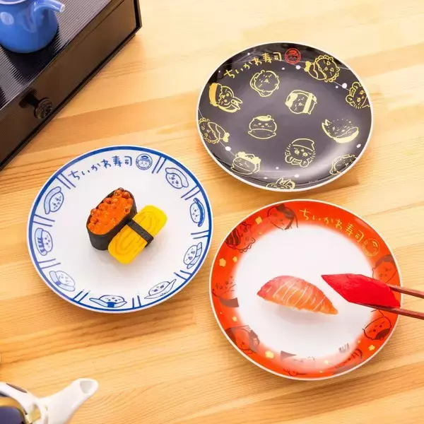 「寿司ネタになっちゃったッ!!「むちゃうま!!ちいかわ寿司」が9月6日より開催ーさしみ醤油やぬいぐるみなど、グッズが盛りだくさん」の画像