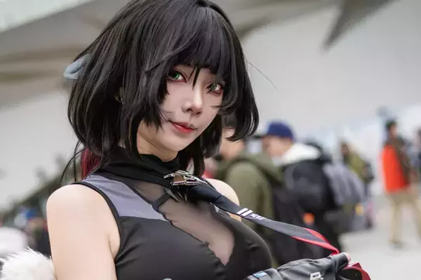 【コスプレ】『ゼンレスゾーンゼロ』ジェーンの肉体美が躍動！くびれ&網タイツで魅せる台湾レイヤー【写真10枚】