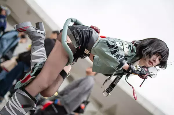 「【コスプレ】『ゼンレスゾーンゼロ』ジェーンの肉体美が躍動！くびれ&網タイツで魅せる台湾レイヤー【写真10枚】」の画像