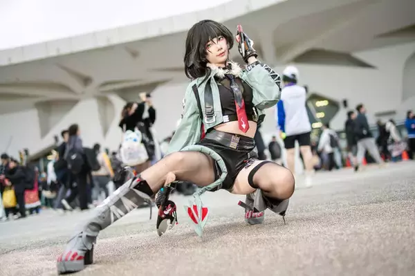 「【コスプレ】『ゼンレスゾーンゼロ』ジェーンの肉体美が躍動！くびれ&網タイツで魅せる台湾レイヤー【写真10枚】」の画像