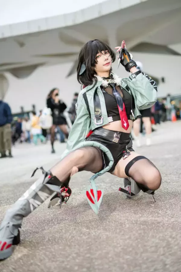 「【コスプレ】『ゼンレスゾーンゼロ』ジェーンの肉体美が躍動！くびれ&網タイツで魅せる台湾レイヤー【写真10枚】」の画像