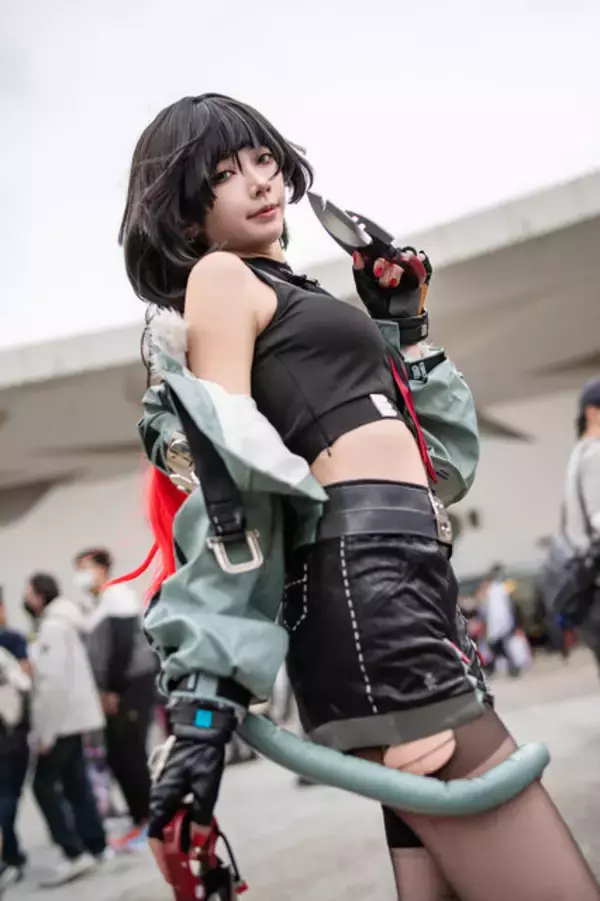 「【コスプレ】『ゼンレスゾーンゼロ』ジェーンの肉体美が躍動！くびれ&網タイツで魅せる台湾レイヤー【写真10枚】」の画像