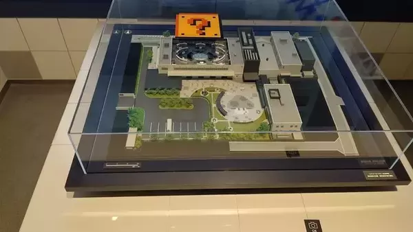 「ニンテンドーミュージアムがライトアップ！アートギャラリーや『マリオ』40周年記念イベントなど期間限定施策を見てきました【レポート】」の画像