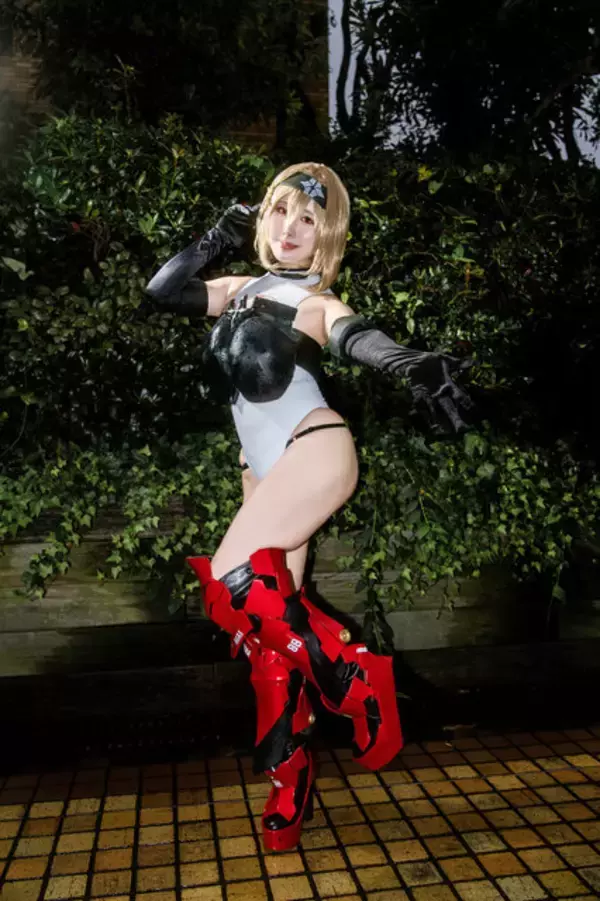 「【コスプレ】脇チラポーズにドキッ！『NIKKE』レッドシューズが美しいS字カーブと太ももで見る者を魅了する【写真7枚】」の画像