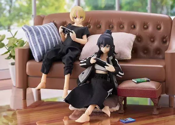 「「PS」歴代ハード7機がミニチュア化！ポケステや『みんゴル』『ブラボ』ほか、コントローラーを握れる手など豪華セット」の画像