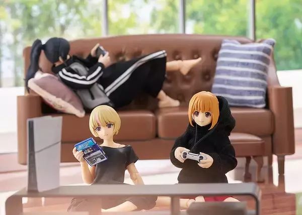 「「PS」歴代ハード7機がミニチュア化！ポケステや『みんゴル』『ブラボ』ほか、コントローラーを握れる手など豪華セット」の画像