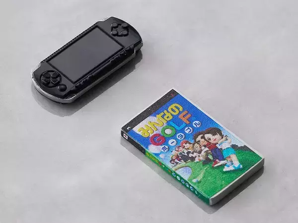 「「PS」歴代ハード7機がミニチュア化！ポケステや『みんゴル』『ブラボ』ほか、コントローラーを握れる手など豪華セット」の画像