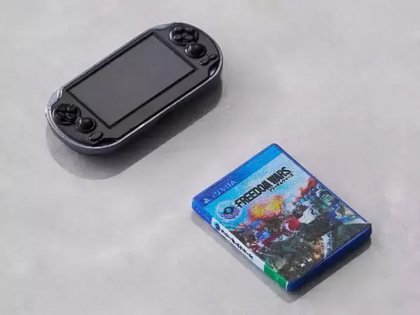 「「PS」歴代ハード7機がミニチュア化！ポケステや『みんゴル』『ブラボ』ほか、コントローラーを握れる手など豪華セット」の画像