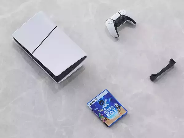 「「PS」歴代ハード7機がミニチュア化！ポケステや『みんゴル』『ブラボ』ほか、コントローラーを握れる手など豪華セット」の画像