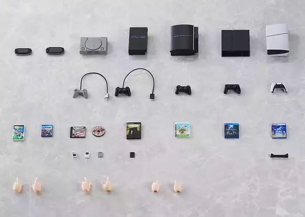 「「PS」歴代ハード7機がミニチュア化！ポケステや『みんゴル』『ブラボ』ほか、コントローラーを握れる手など豪華セット」の画像