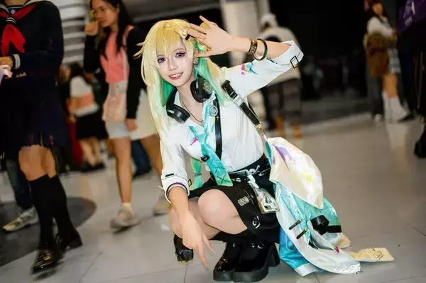 【コスプレ】自由奔放なエキゾチックギャルが可愛すぎ！タイの街角で解き放たれた「鳴潮」リンネーの制服姿のスレンダーな美ボディ【写真8枚】