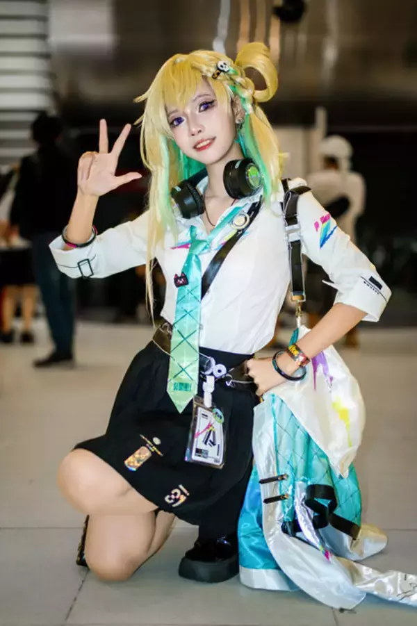 「【コスプレ】自由奔放なエキゾチックギャルが可愛すぎ！タイの街角で解き放たれた「鳴潮」リンネーの制服姿のスレンダーな美ボディ【写真8枚】」の画像