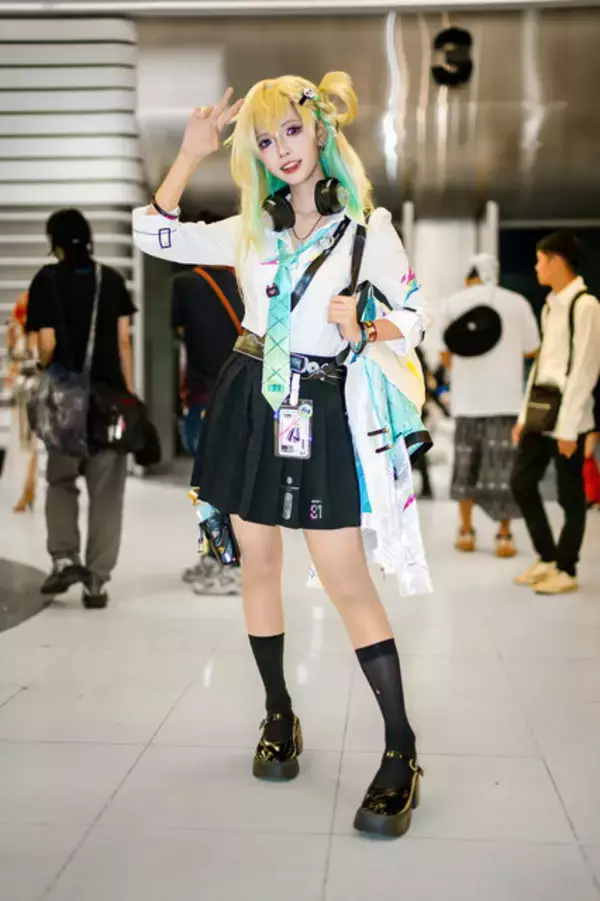 「【コスプレ】自由奔放なエキゾチックギャルが可愛すぎ！タイの街角で解き放たれた「鳴潮」リンネーの制服姿のスレンダーな美ボディ【写真8枚】」の画像