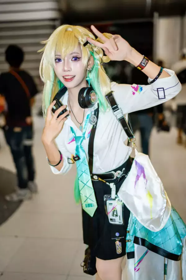 「【コスプレ】自由奔放なエキゾチックギャルが可愛すぎ！タイの街角で解き放たれた「鳴潮」リンネーの制服姿のスレンダーな美ボディ【写真8枚】」の画像