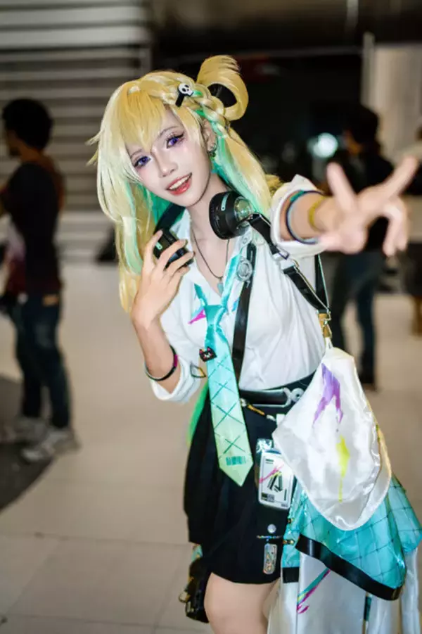 「【コスプレ】自由奔放なエキゾチックギャルが可愛すぎ！タイの街角で解き放たれた「鳴潮」リンネーの制服姿のスレンダーな美ボディ【写真8枚】」の画像