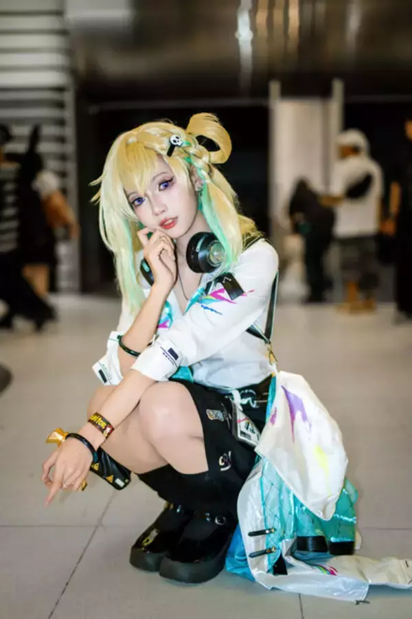 「【コスプレ】自由奔放なエキゾチックギャルが可愛すぎ！タイの街角で解き放たれた「鳴潮」リンネーの制服姿のスレンダーな美ボディ【写真8枚】」の画像