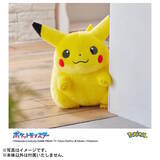 「即完売、大人気の『ポケモン』30周年記念「おかえり！ピカチュウ1/1」が抽選販売実施決定！等身大サイズの丸っとしたぬいぐるみ」の画像1