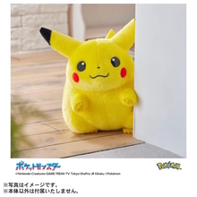 即完売、大人気の『ポケモン』30周年記念「おかえり！ピカチュウ1/1」が抽選販売実施決定！等身大サイズの丸っとしたぬいぐるみ