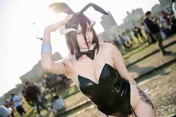 【コスプレ】ストッキング＆ガーターベルトでバニーガールの美脚が映える！「オーバーロード」アルベドの妖艶な姿にメロメロ【写真6枚】