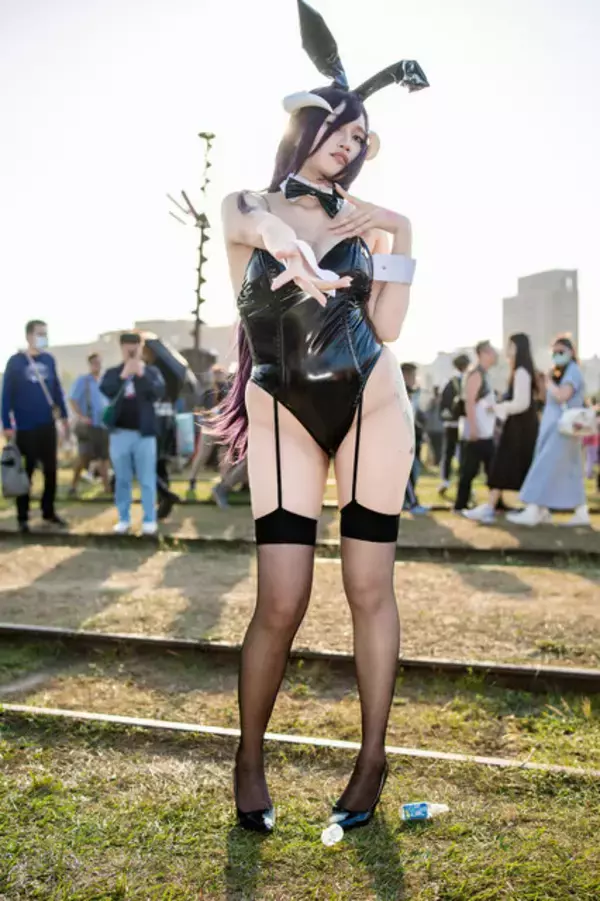 「【コスプレ】ストッキング＆ガーターベルトでバニーガールの美脚が映える！「オーバーロード」アルベドの妖艶な姿にメロメロ【写真6枚】」の画像