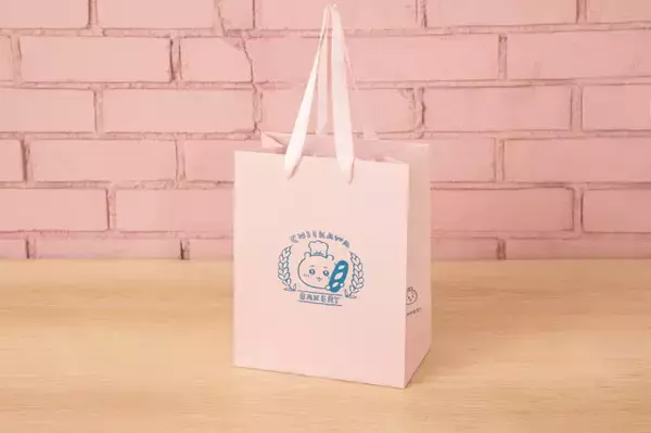 「「ちいかわベーカリー ポップアップショップ」が3月14日オープン！パン屋さん衣装のキャラグッズなどを展開」の画像