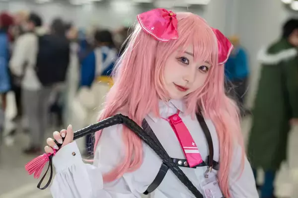 コスプレ】「指揮官はユニの事、好き？」注目レイヤーまきほが鞭を手に 