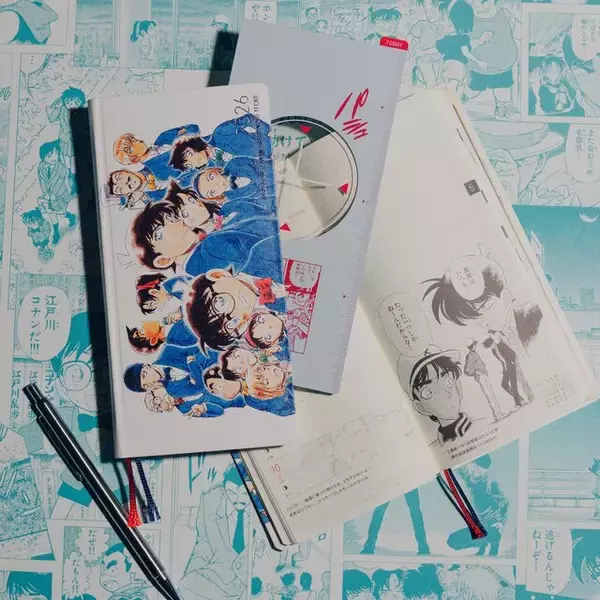 ほぼ日より「名探偵コナン」コラボ文具が2月1日発売！一冊丸ごと原作イラストを使用した手帳、腕時計型麻酔銃の下敷きなど豊富なデザイン