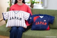 侍ジャパンのライセンスグッズがクレーン景品やカプセルトイに展開！ユニフォーム型やキャップ型の超BIGクッションなど用意