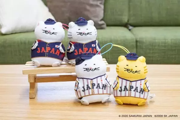 「侍ジャパンのライセンスグッズがクレーン景品やカプセルトイに展開！ユニフォーム型やキャップ型の超BIGクッションなど用意」の画像