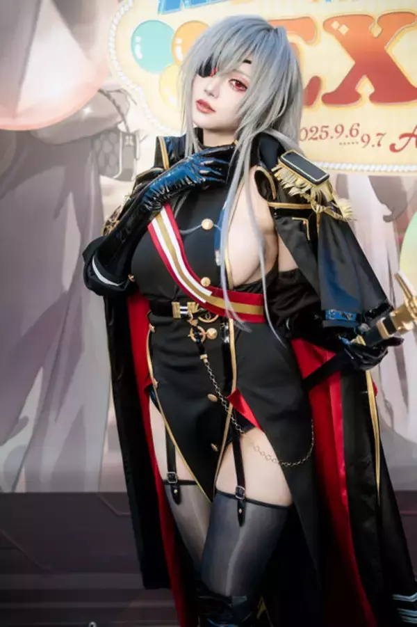 「【コスプレ】カッコ良すぎる立ち姿と妖艶な横アングルを見よ！『アズレン』フリッツ・ルメイの美ボディが破壊力抜群【写真8枚】」の画像