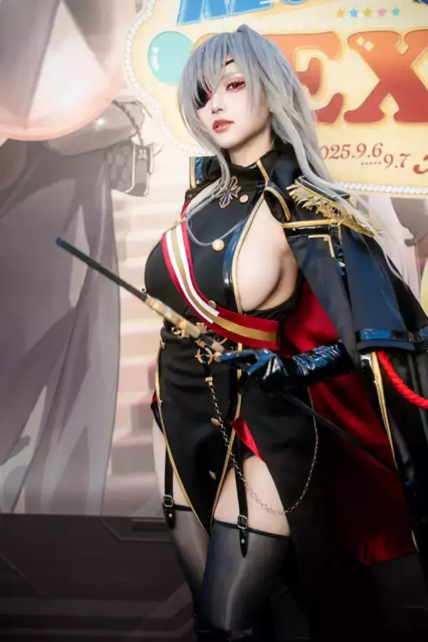 「【コスプレ】カッコ良すぎる立ち姿と妖艶な横アングルを見よ！『アズレン』フリッツ・ルメイの美ボディが破壊力抜群【写真8枚】」の画像