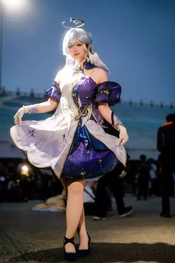 「【コスプレ】大きな瞳が魅せる透明感と優雅なポージングにうっとり！台湾美女による『崩壊：スターレイル』ロビンの笑顔に癒される【写真7枚】」の画像