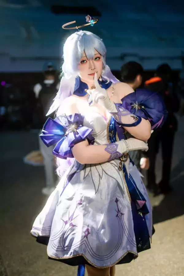 「【コスプレ】大きな瞳が魅せる透明感と優雅なポージングにうっとり！台湾美女による『崩壊：スターレイル』ロビンの笑顔に癒される【写真7枚】」の画像