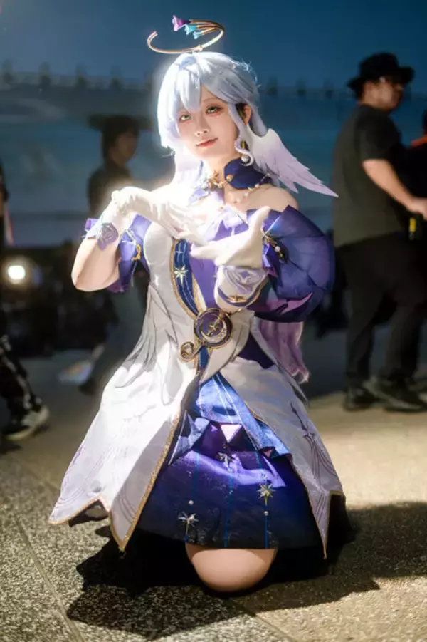 「【コスプレ】大きな瞳が魅せる透明感と優雅なポージングにうっとり！台湾美女による『崩壊：スターレイル』ロビンの笑顔に癒される【写真7枚】」の画像